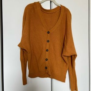 Mustard yellow vneck sweater